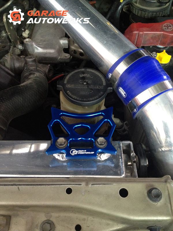 Toyota Hilux installed power steering fluid holder